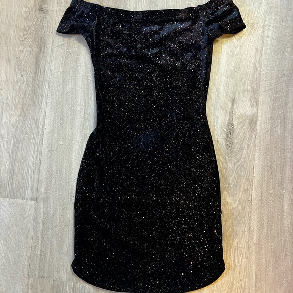 velvet off shoulder sparkle body con - Picture 2 of 3